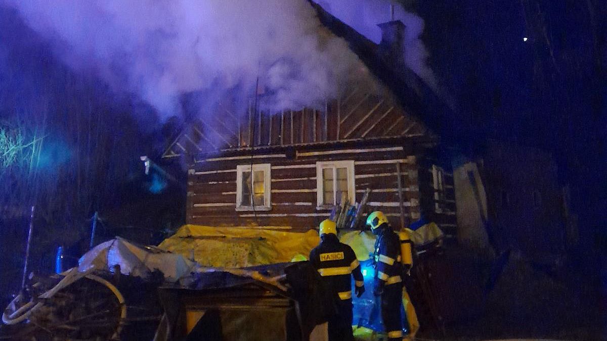Plameny zničily roubenku v Železném Brodě, hasiči museli udělat díru ve střeše